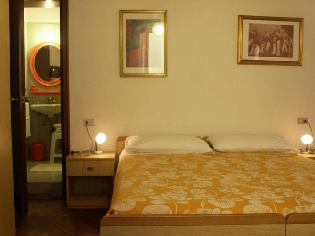 Albergo Corona سالسوماجّوري تيرمي الغرفة الصورة